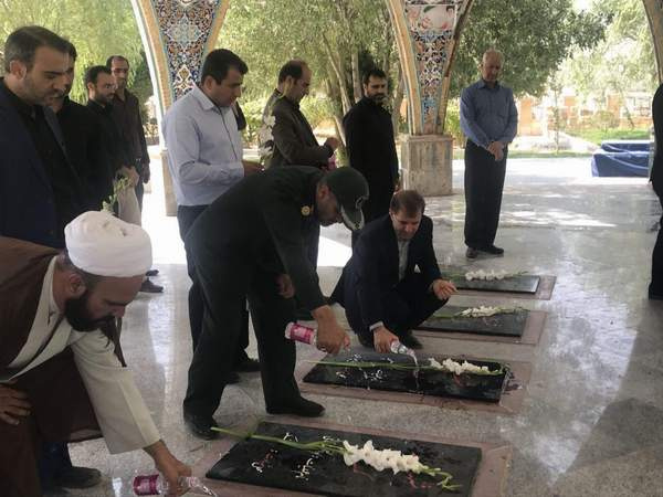 برگزاری مراسم غبار روبی و عطر افشانی مزار شهدا گمنام توسط دانشگاه جامع علمی کاربردی استان